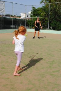 Tennis på Cypern - Karoline prøvede også lidt