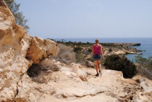 Vandretur for mor og far på østsiden af Cypern