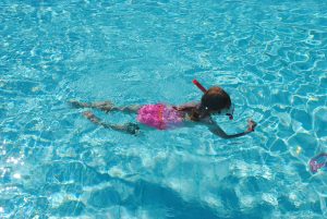 Karoline svømmer uden svømmevinger, men med snorkel