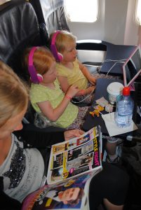 Rejsedag - pigerne ser IPad på flyveren tilbage til Rom