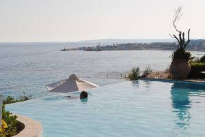 Afslapning ved poolen på Cypern