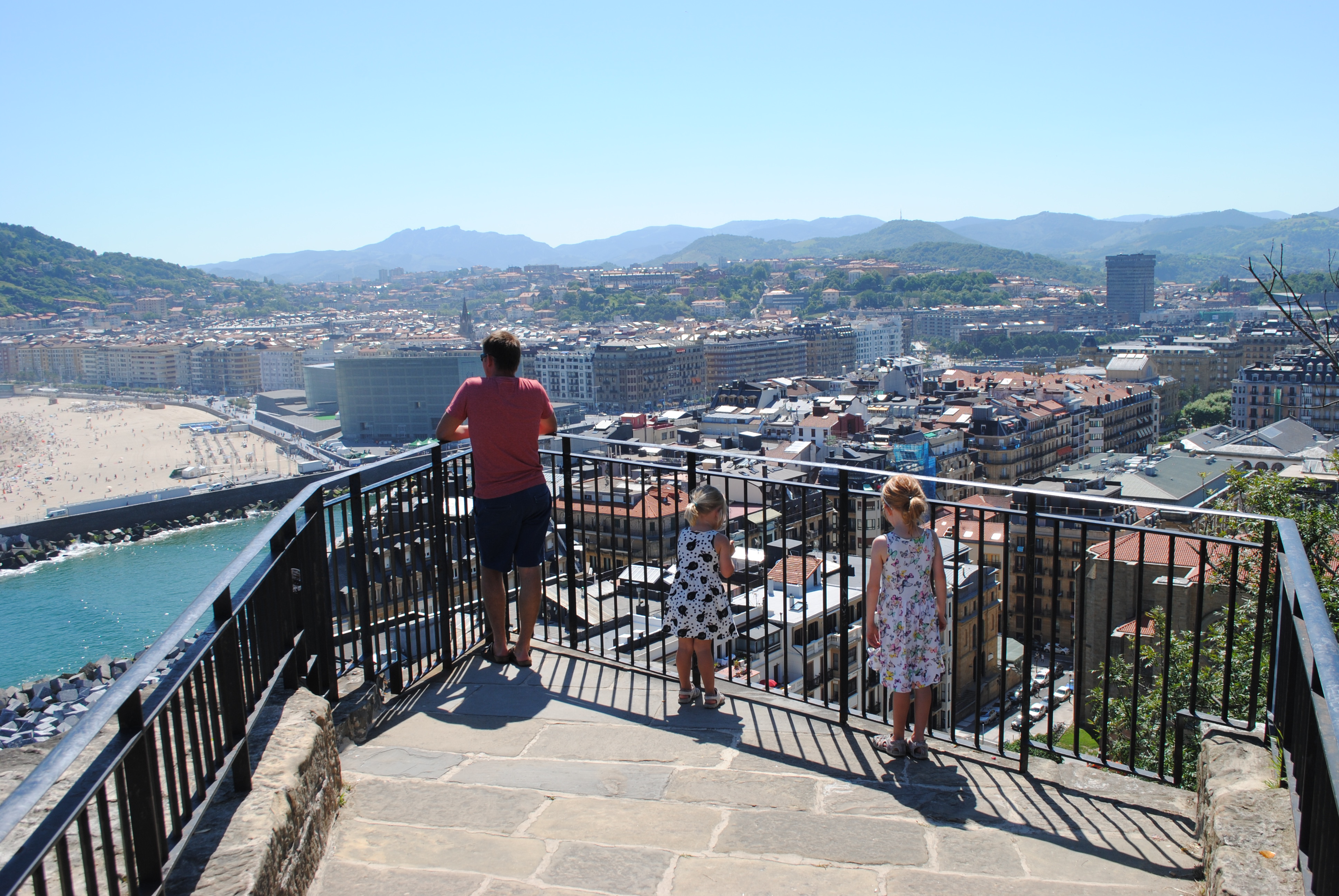 Far og pigerne fra udsigtspunkt på vej op ad bjerget i San Sebastian