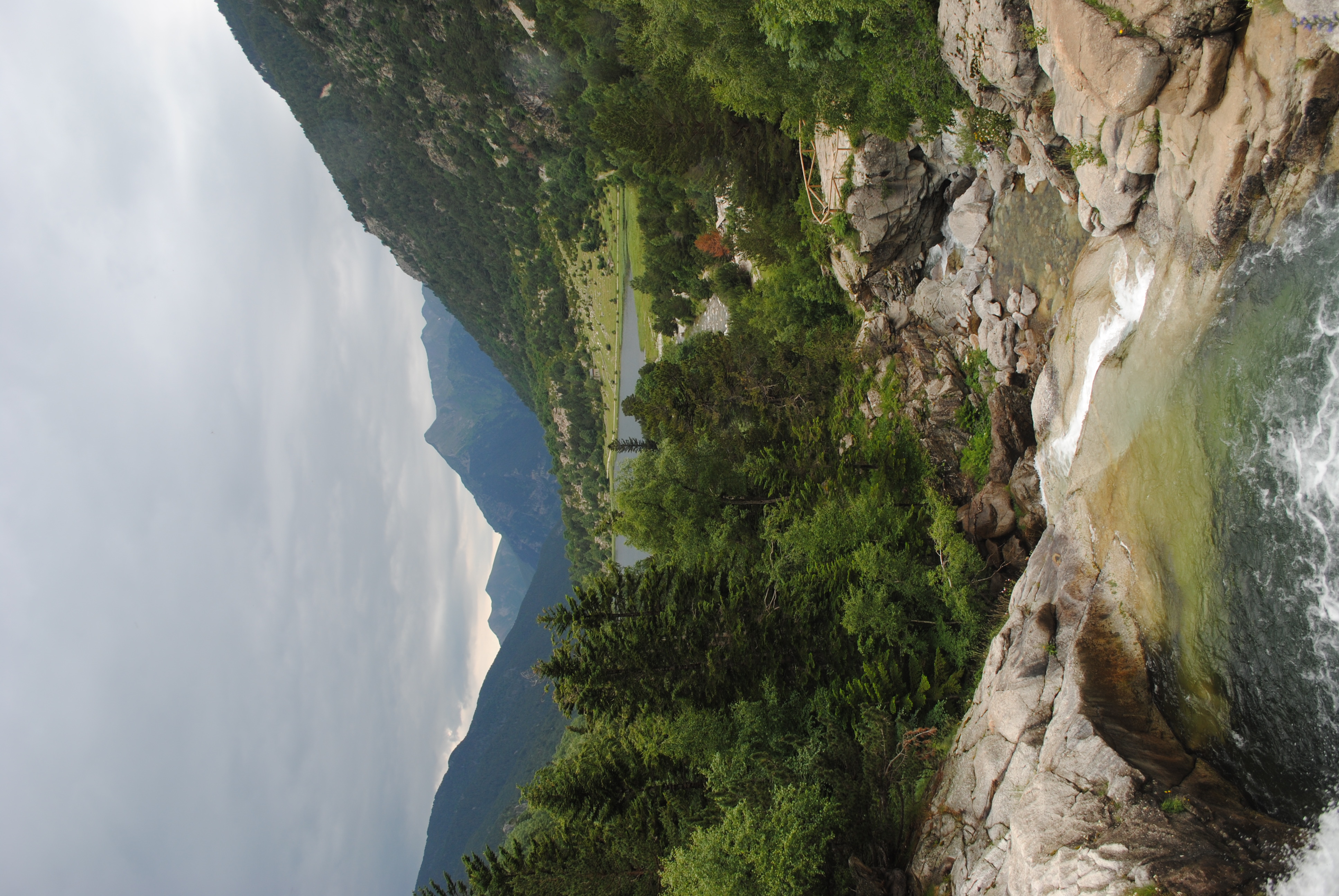 Vandfald og udsigt fra nationalparken i Vall de Boi.